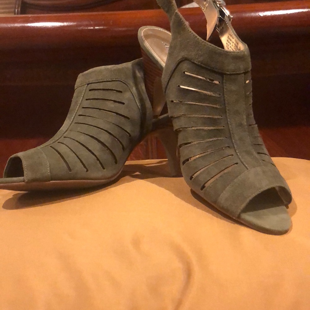 Beautiful Autumn Green peep toe slingbacks